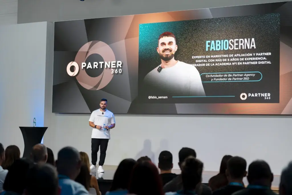 Fabio Serna durante una presentación de Partner 360 ante el público. Imagen utilizada en la review de Partner 360 de ImpulsoDeVida360.